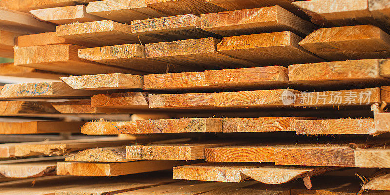 木板。锯木厂。建筑材料。木头。五金店