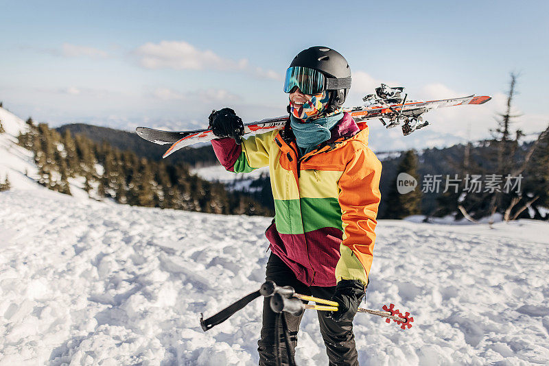 女滑雪者在山上