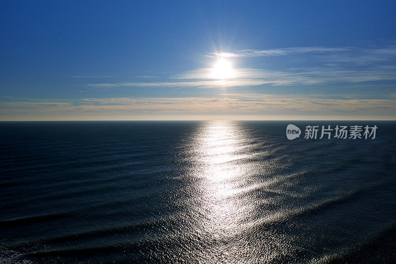 太阳在蔚蓝的海面上