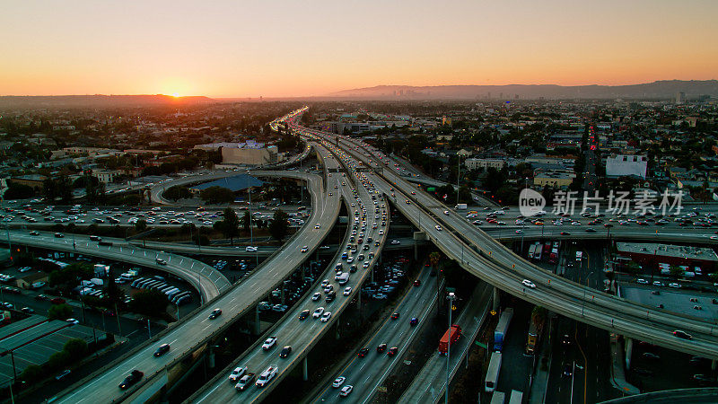 加利福尼亚州洛杉矶日落时高峰时段交通的高空鸟瞰图