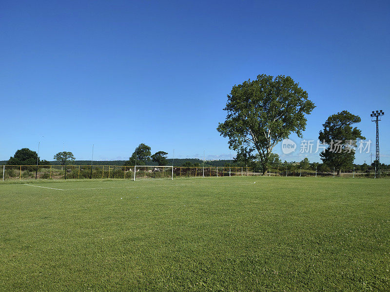 空旷的足球场，草坪保养得很好。