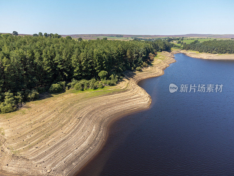 2022年夏季英国干旱，英国英格兰约克郡开阔乡村的地表淡水水库水位极低