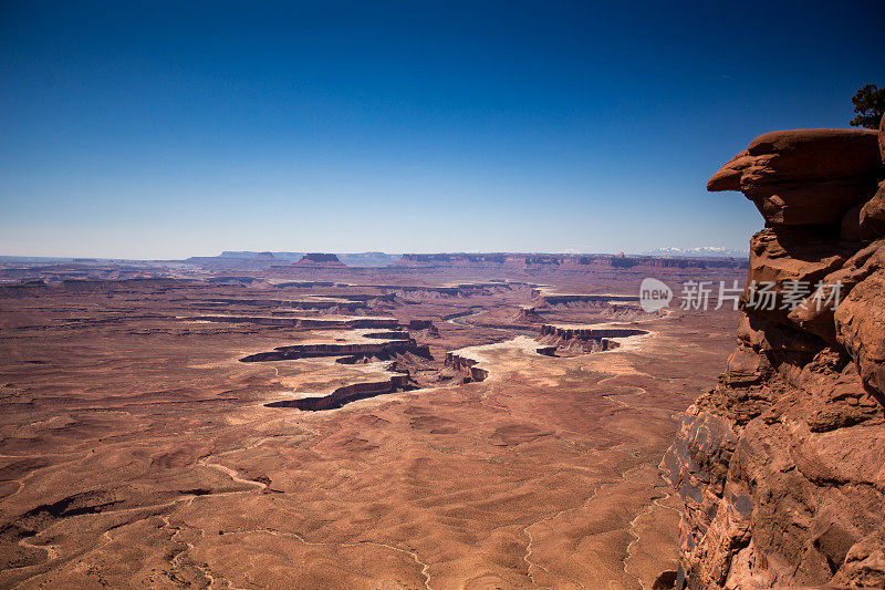 峡谷地国家公园苏打泉盆地万里无云的天空