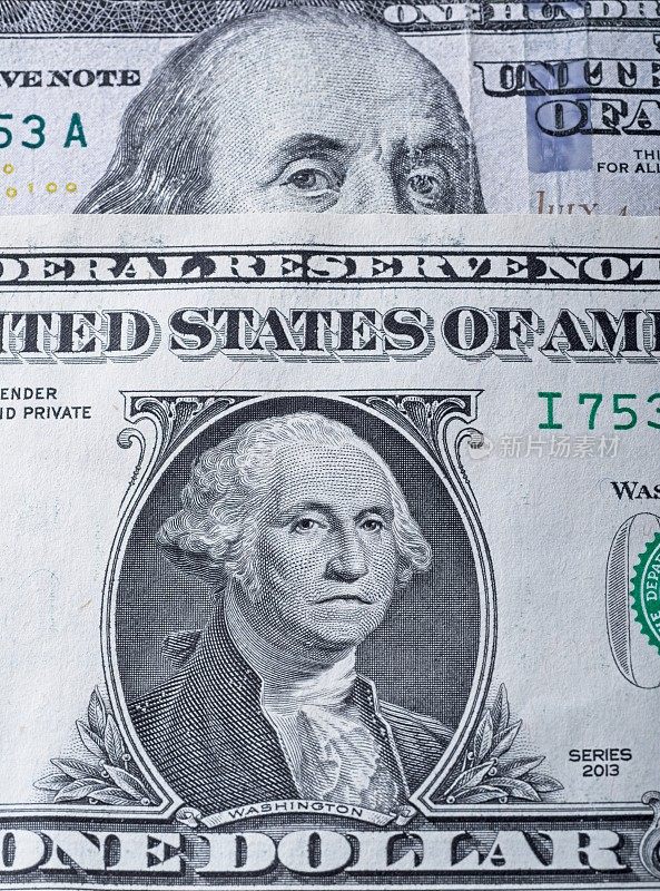100美元纸币上的本杰明·富兰克林似乎正看着皱眉头的乔治·华盛顿美元纸币