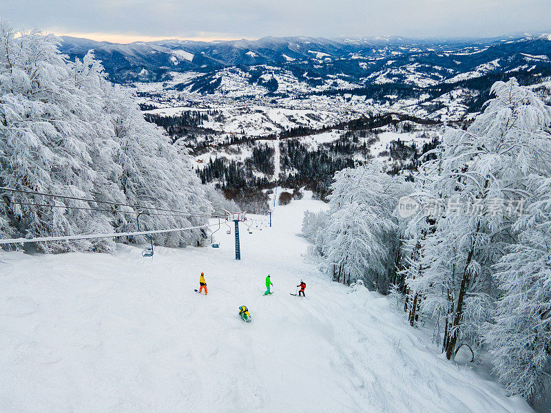 空中俯瞰滑雪板运动员在滑雪坡上的自由骑手