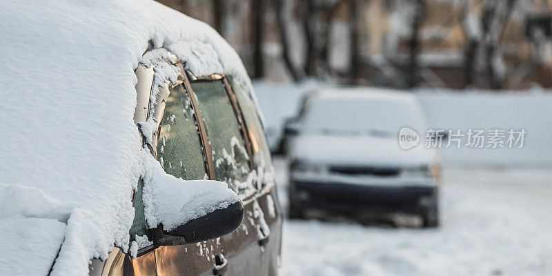 汽车镜子特写。雪下的汽车。冬天的天气。气候。风暴。运输