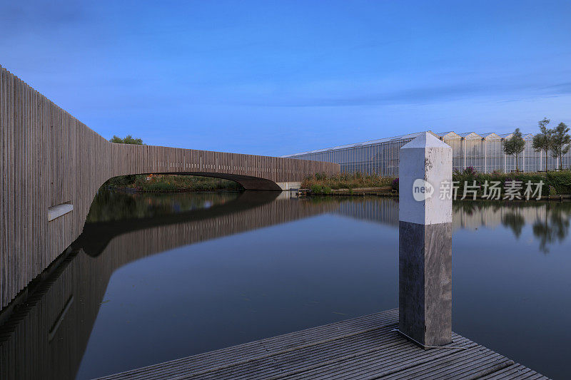 在荷兰一座农业温室旁边的一座现代步行桥