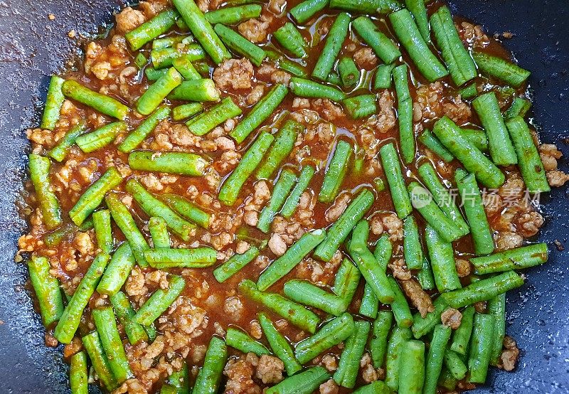 炒菜炒青豆配辣酱猪肉-准备食物。