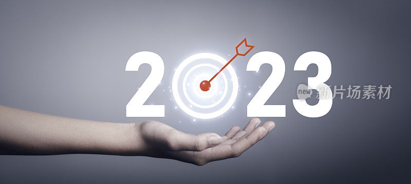 2023年的目标和目标。新的一年开始成功计划和愿景。手持目标箭头2023的暗色调图标。