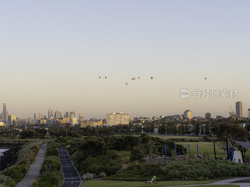 日出时的城市天际线，还有热气球