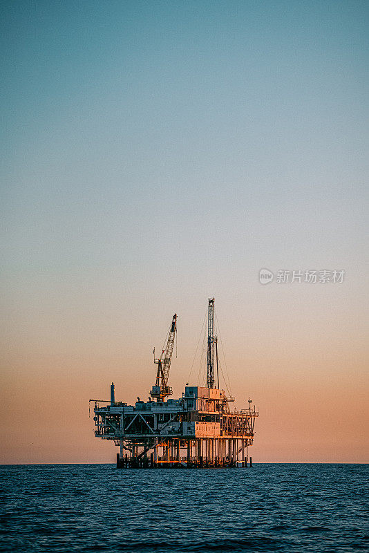 加利福尼亚州亨廷顿海滩附近的海上石油钻井平台