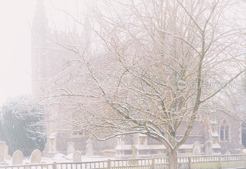 雪花落在比肯斯菲尔德老城的教堂上