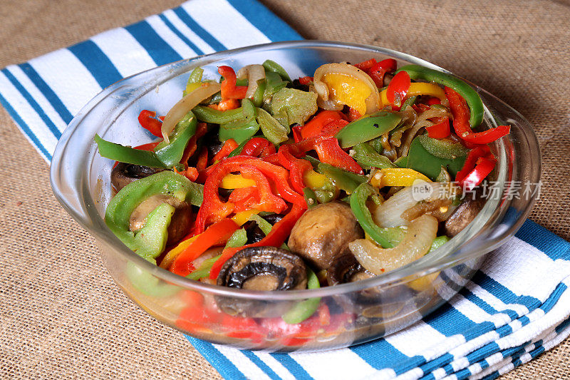 新鲜油炸蔬菜，包括红、绿、黄甜椒和炒蘑菇