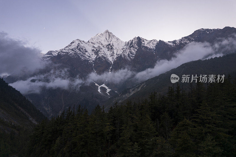 宁静的风景与山脉