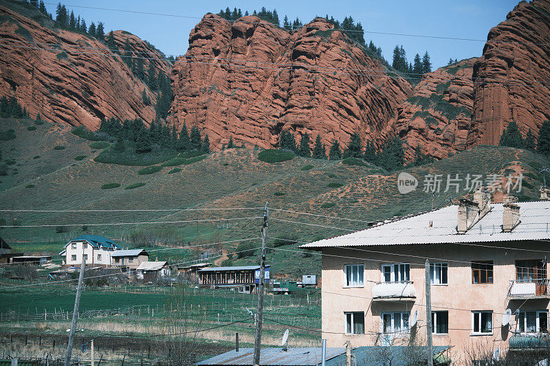 红岩山脉的偏远村庄
