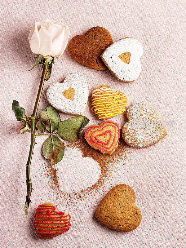 情人节爱心饼干，果酱饼干，林茨饼干(果酱酥饼)，圣诞饼干，饼干，饼干和玫瑰