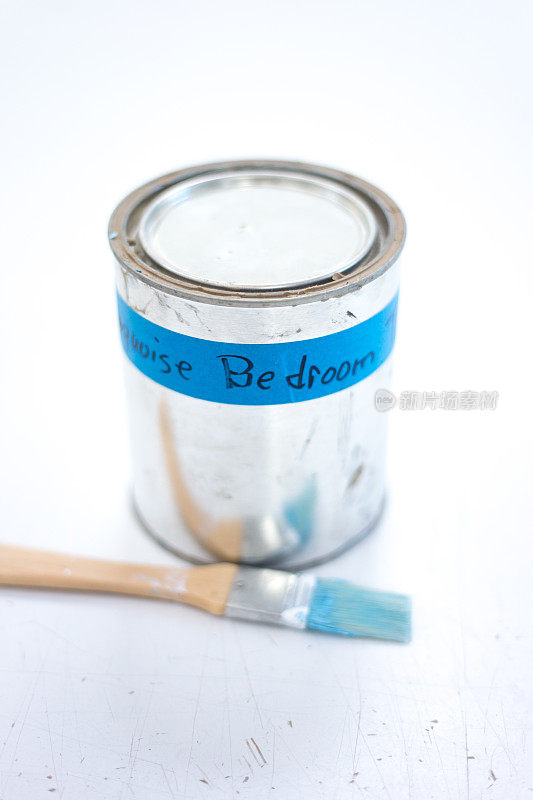 标签油漆罐(绿松石卧室)与油漆刷