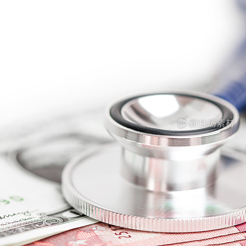 钞票上的医疗听诊器、昂贵的药品、财务健康、医生工资、健康保险和医疗费用。