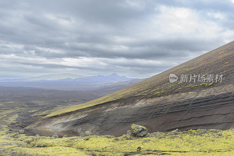 冰岛的火山景观全景图，上面是黑暗的天空