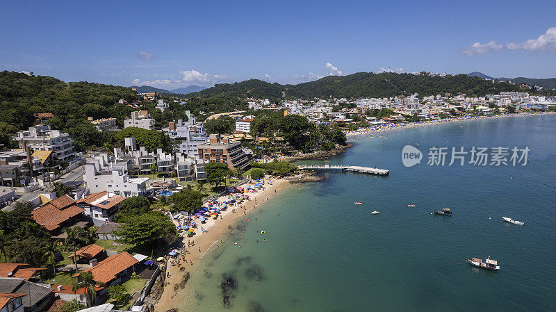 沿海地区，有海滨别墅和绿色的大海