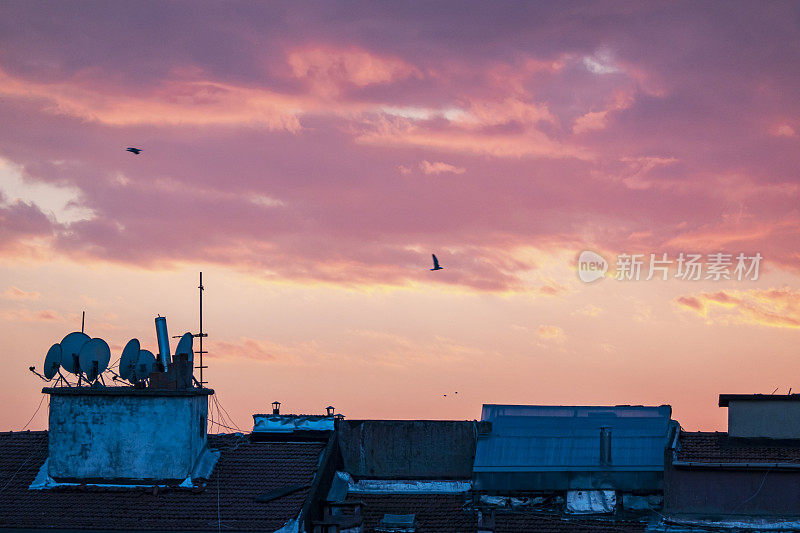 屋顶上的夕阳