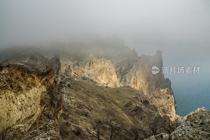 雾和云中的死城。卡拉达格保护区的Khoba-Tele山脊。克里米亚