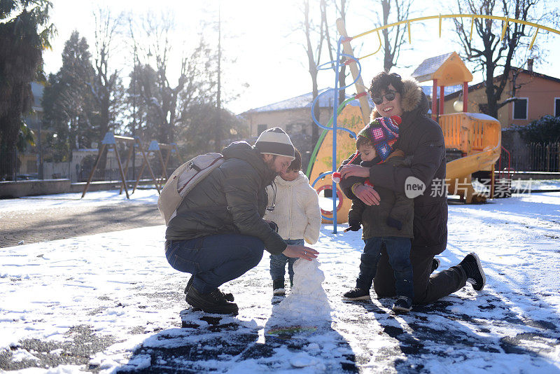 一家人在公园里玩雪