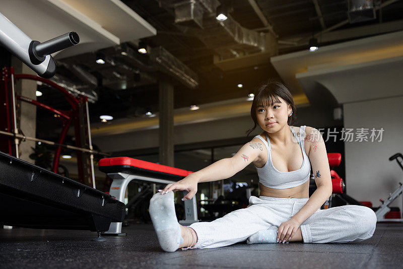 亚洲少女在健身房做伸展运动