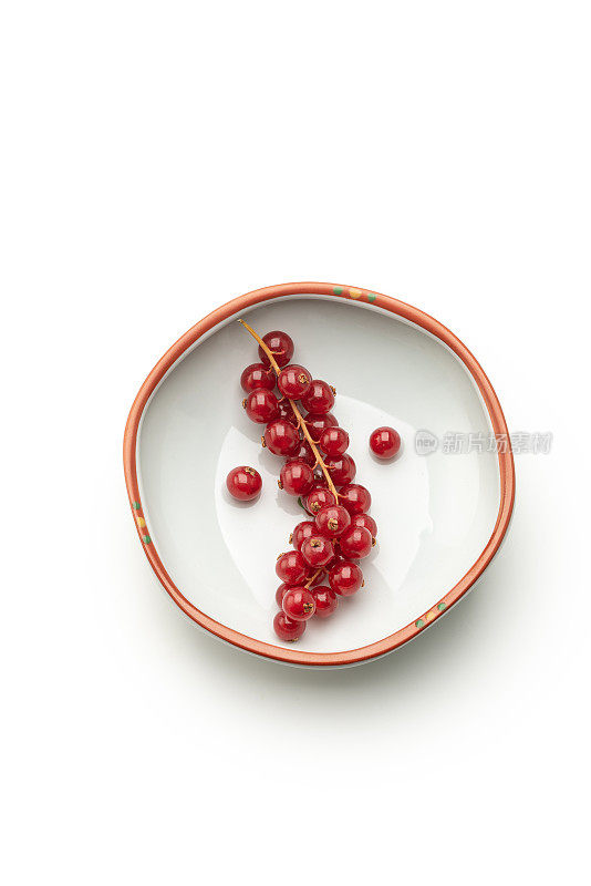 水果:红醋栗，放在碗里，白色背景