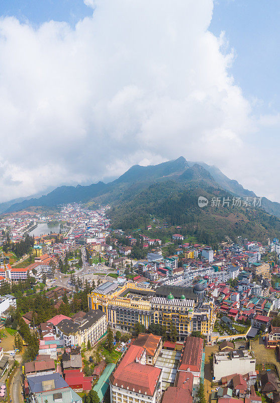 亚洲越南老蔡省萨帕市山城景观鸟瞰图，阳光明媚，夕阳西下，云中山景