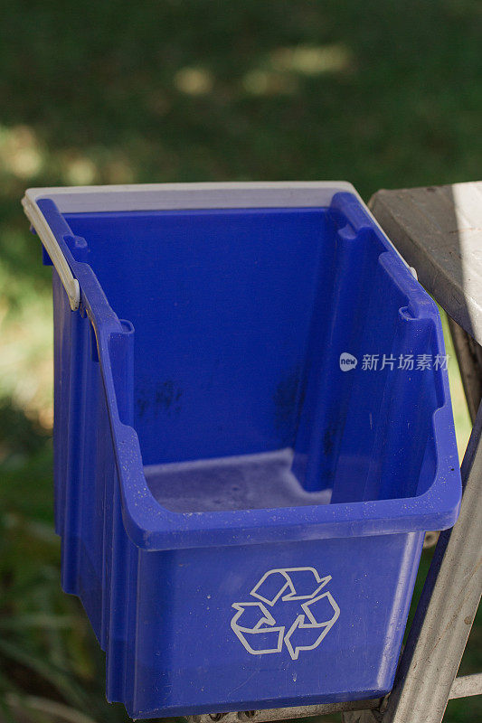 2023年春天，一名男子在南佛罗里达州的家中故意使用蓝色回收桶作为清洁桶来清洗排水沟