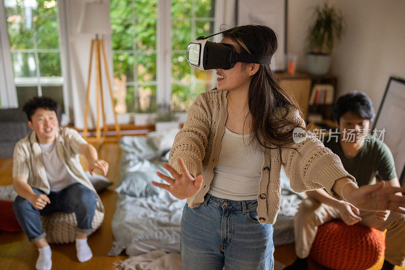 年轻女子在家里使用VR头显