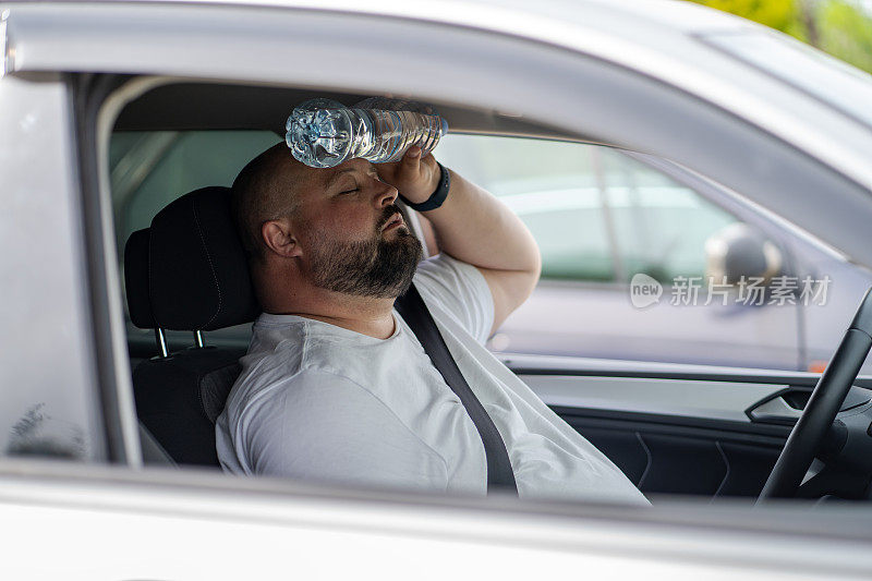 在炎热的夏天，疲惫的超重男子开着空调坏了的车。