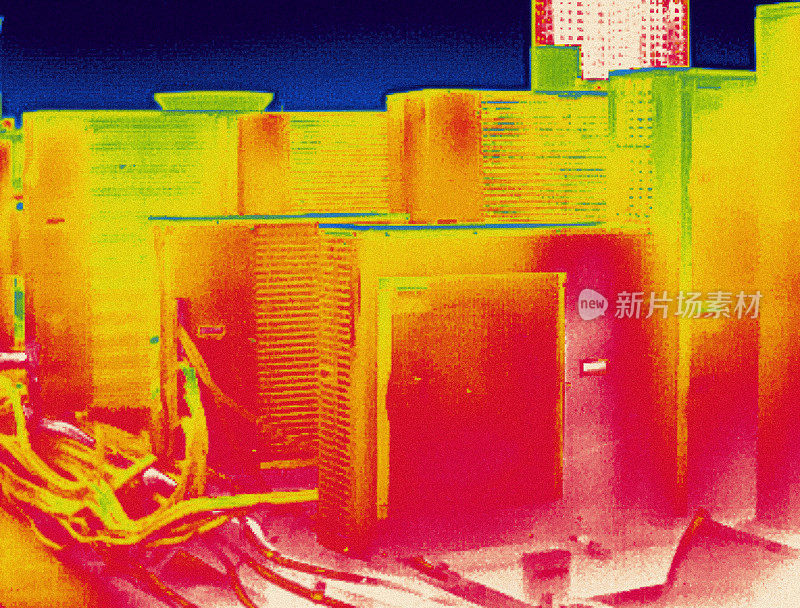 屋顶供暖、通风和空调制冷系统的红外热像。空调系统中的冷却塔。缺热检查