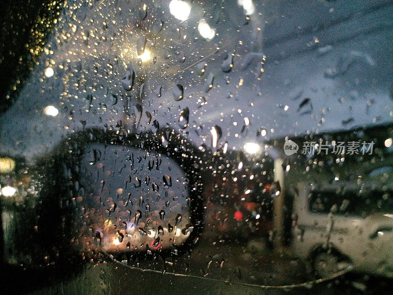 雨滴滴侧玻璃车