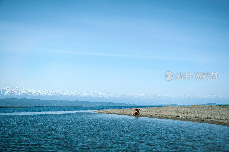 开朗的成熟女游客正在拍摄她的山中湖之旅的视频