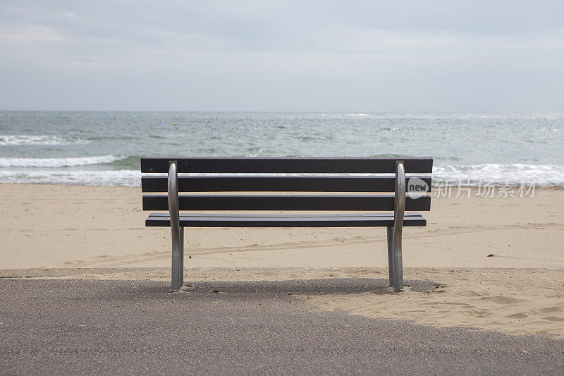 沙滩上的公共长椅，面朝大海