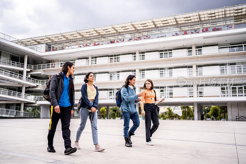 学生朋友在大学校园里聊天