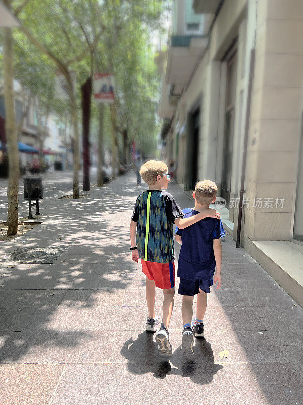 两兄弟走在街上