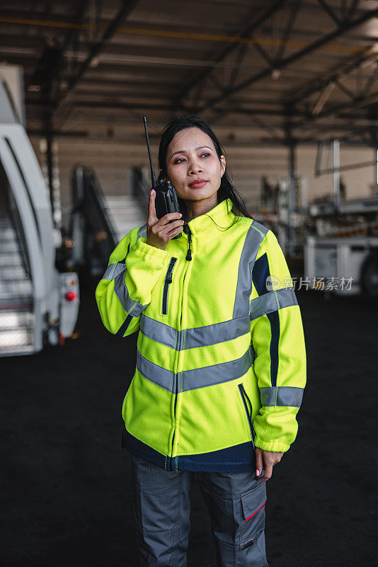 快乐的亚洲女人用对讲机交流