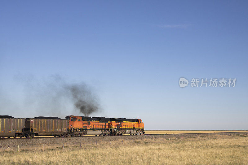 堪萨斯大草原上的柴油机车列车