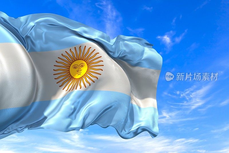 蓝色的天空上，有织物纹理的阿根廷国旗随风飘扬