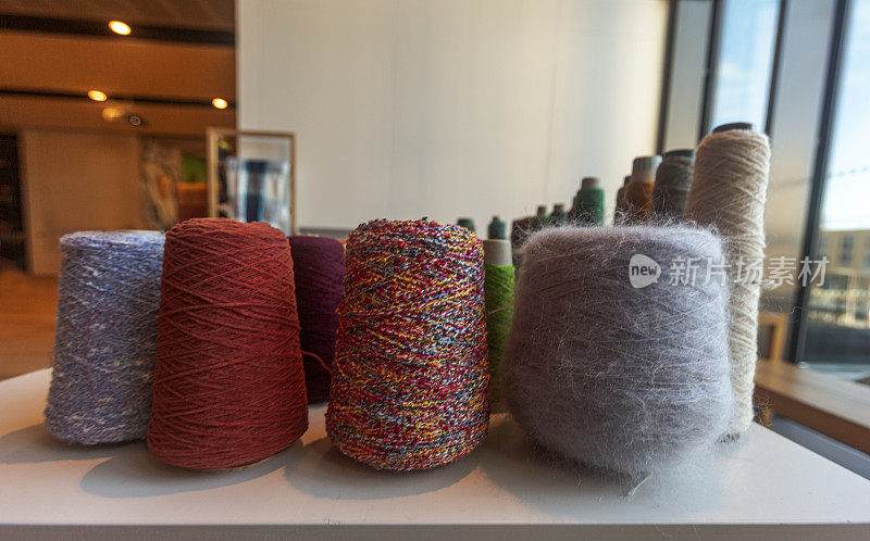 在苏格兰、英格兰、英国邓迪制作传统苏格兰格子呢纺织纱线