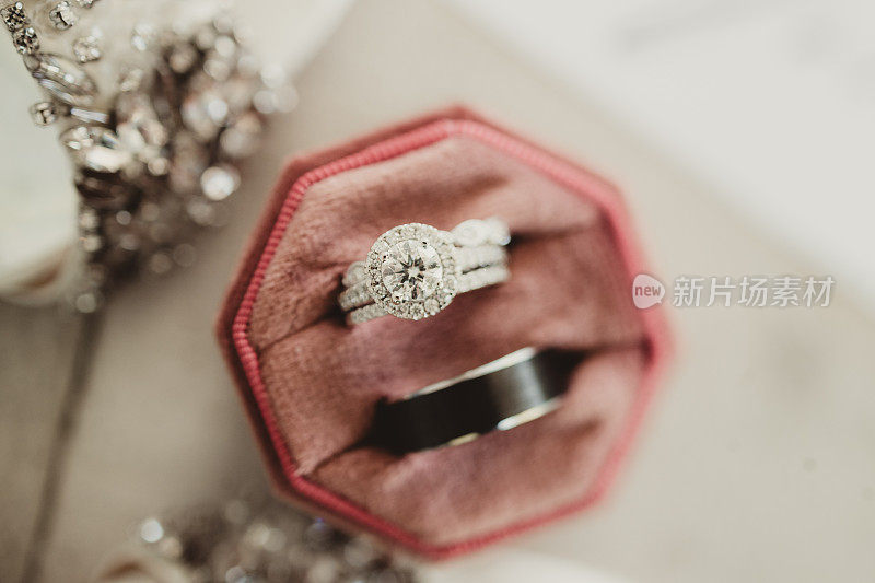 粉色天鹅绒首饰盒上的结婚戒指