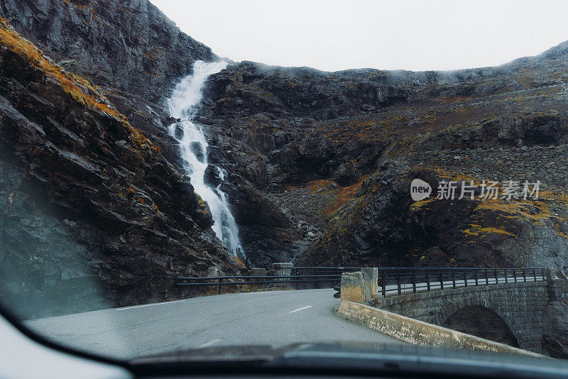 看田园诗般的瀑布下的发夹山脉在特罗尔斯蒂根，挪威