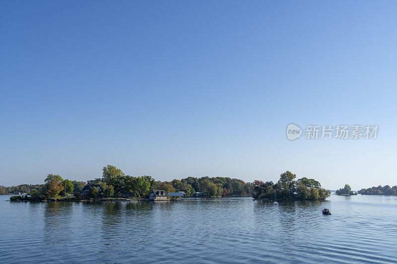 安大略湖上加纳诺克附近的千座岛屿之一