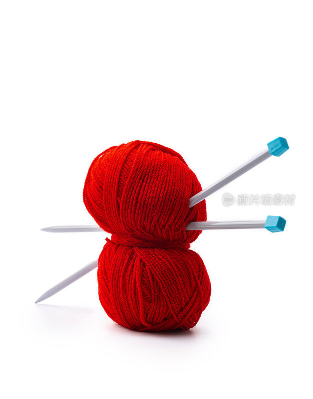 用编织针编织的红色羊毛球