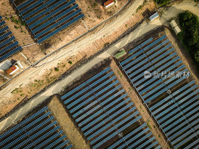 葡萄牙农村地区太阳能发电厂的航拍图像