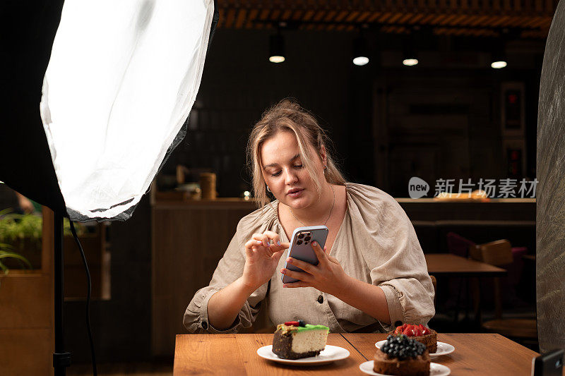 移动摄影师在咖啡馆工作，拍摄蛋糕和食物，为社交媒体创作内容