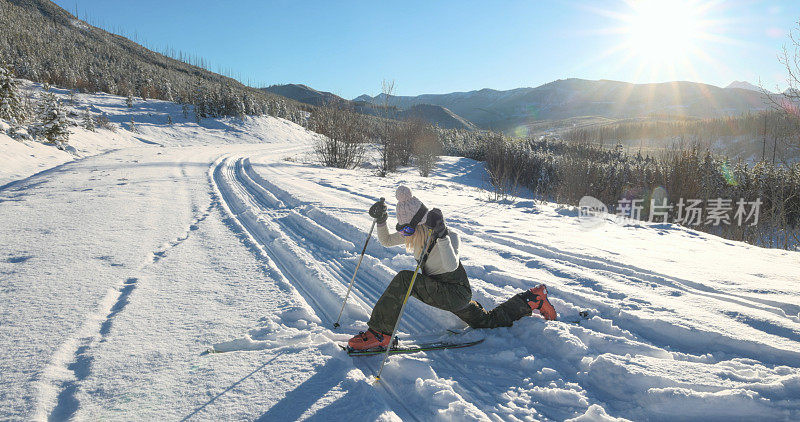 年轻女子越野滑雪运动员跨步穿过赛道